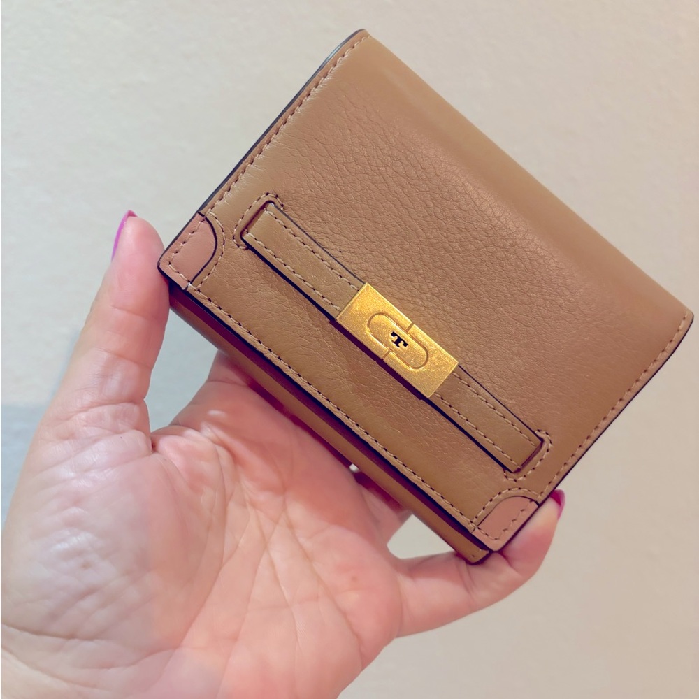 EUC Tory Burch T Medium Wallet Tiramisu